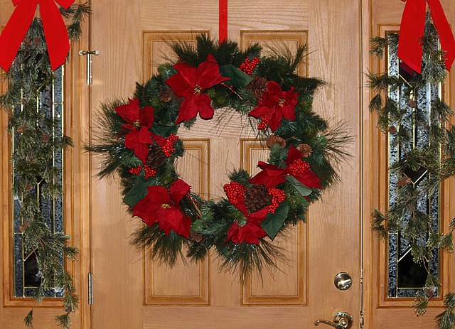 クリスマスリースを玄関ドアに飾りつける理由と期間は R S ジャーナル