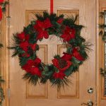 クリスマスリースを玄関ドアに飾りつける理由と期間は?