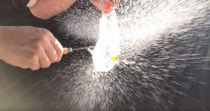 iPhone水風船割る